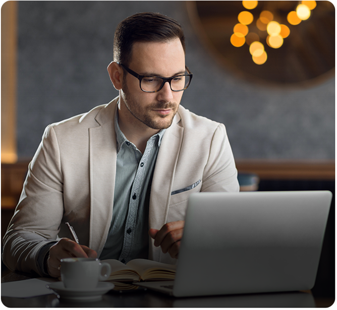 Aluno em aula particular de inglês online com professor da Essential Idiomas