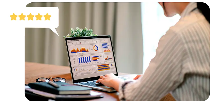 Aluno em aula de conversação de inglês online ao vivo com professor da Essential Idiomas