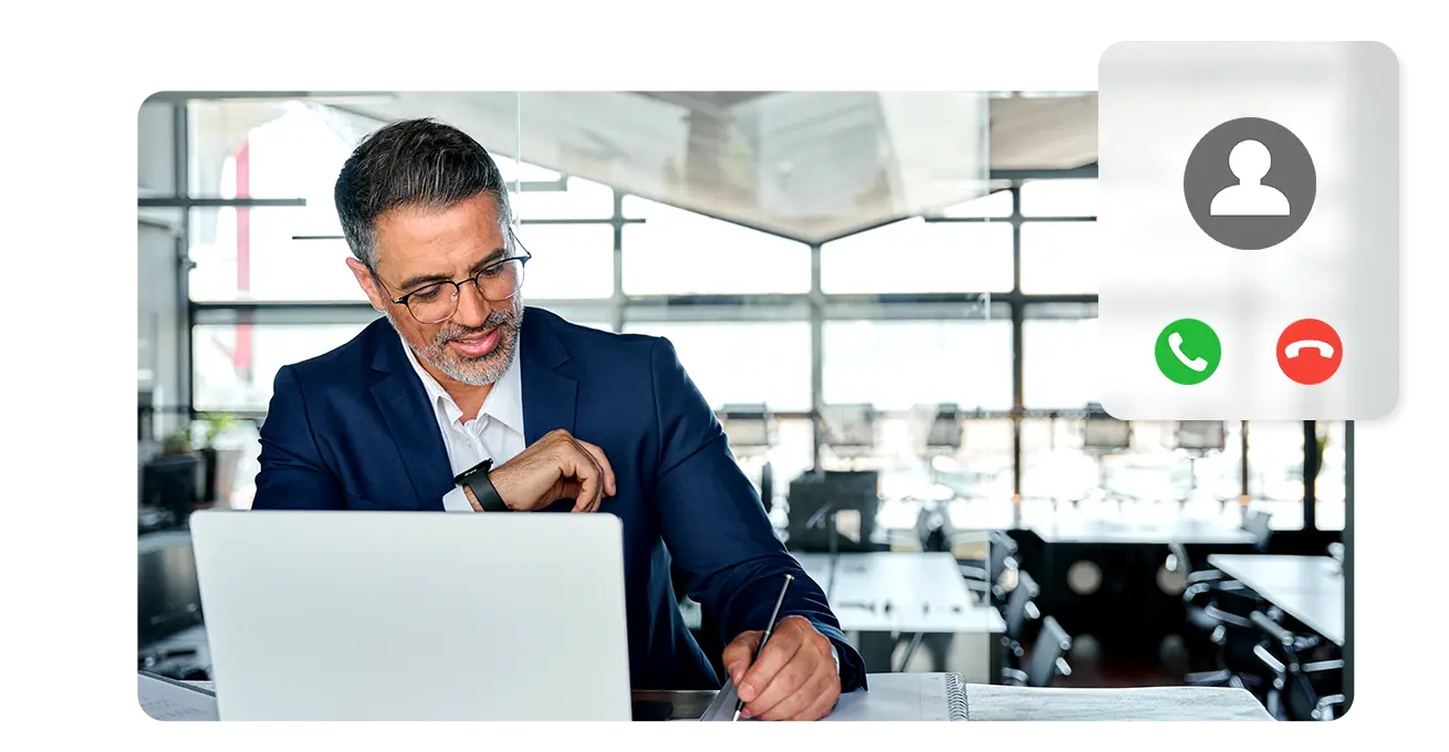 Aula de inglês in company presencial em sala de reunião corporativa